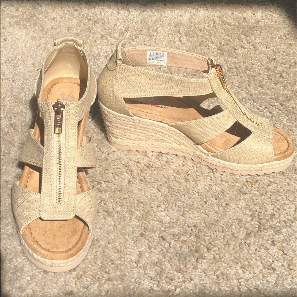 NWOB Skechers gold wedges zip front size 6